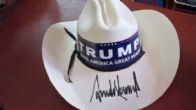 CAPPELLO WESTERN COUNTRY con adesivo originale TRUMP della campagna elettorale Americana 2017 e firma autografo del 45 Presidente Americano DONALD JOHN TRUMP .