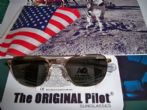 OCCHIALE pilot Gold 52 AO American Optical U.S.A. ha l'onore di essere stato il primo occhiale sulla Luna . E' stato indossato dal Comandante Neil Arstrong Apollo 11 . Ora si trova AIR & SPACE MUSEUM di Woshington D.C. U.S.A.