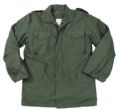 Giacca FIELD JACKET M65 VERDE con fodera trapuntata removibile . Giacca FIELD JACKET M65 VERDE tasche con flap alzato nel collo zip per il cappuccio . Giacca FIELD JACKET M65 VERDE coulisse nella vita per regolare la larghezza taglie L XL XXL