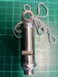 Fischietto BOBBY . Fischietto BOBBY del poliziotto londinese . Fischietto BOBBY detto anche Metropolitan Whistle con catenella U.S.