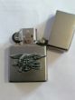 Accendino ZIPPO USA  resistente . Accendino ZIPPO USA  ricaricabile  costruito per durare tutta la vita . Accendino ZIPPO USA trova l'accendino perfetto per te