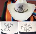 CAPPELLO Originale Western Rodeo ..NOVITA' i quattro disegni sono fatti a mano,  davanti Capo indiano..ai lati le freccie dietro testa di alce .<br>Se lo vuoi senza disegni guarda questo <a href=https://www.jackandgillstore.com/prodotti_det.asp?ID=1698&sottocatego=Cappelli>Articolo Code: [WCAPPE-1698]</a>