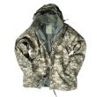 GIACCA PARKA ACU. Giacca idrorepellente con interno in piule removibile . Due tasche esterne con chiusura velcro e bottone automatico .La giacca parka acu  chiusura anteriore con una grossa zip e bo0ttoni automatici . Zip di ventilazione sotto le braccia .La giacca parka acu ha una chiusura ai polsi con velcro .La giacca parka acu ha sulla manica sinistra una tasca . Una coulisse nascosta per la regolazione della lunghezza in prossimita' dell'anca . Due tasche con zip all'interno fra' la giacca e il pile . Cappuccio incorporato con coulisse . Il pile ha il collo alto . TAGLIE  S 