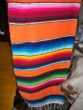 COPERTA MESSICANA Il SERAPE o SARAPE  uno scialle coperta vivacemente colorata e frange all'estremit . In Messico lo portano gli uomini e le donne . Sono disponibili in vari colori . D'altra parte , il tradizionale SERAPE come fatto nello Stato Messicano di Coahuile in Messico nord-orientale vicino alla citt di Soltillo i colori vanno dal giallo , arancio , rosso , blu , verde , viola . Questo scialle , coperta  stato tessuto da famiglie Maya normalmente lo fanno le donne nei loro telai tradizionali di casa , dando al tessuto un aspetto di HANDMADE fatto a mano . Dimensione : cm 210 x 160 circa MADE IN NEW MEXICO