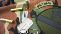 PIASTRINA DOG TAG Originale con P38 L'apriscatole P38 ha una lunga storia nelle forze armate Americane . Progettato come strumento per aprire le lattine di razioni , la P38 era usata anche come cacciavite , uno strumento per la pulizia delle army e persino come coltello , i due taglietti al centro servono per sbucciare una mela La P38 come strumento di sopravvivenza .