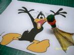 DAFFY DUCK PAW . -woo-hoo ! woo-hoo ! woo-hoo ! Hoo-hoo ! woo-hoo ! Questa zampa giocattolo porta fortuna del papero nero con la caratteristica striscia bianca sul collo e il becco arancione dal nome DAFFY DUCK . Questo personaggio della Warner Brothers risulta essere uno dei personaggi pi famosi della serie Looney Tunes . Il nome DAFFY deriva dalla malattia mentale - DAFFY significa pazzo- La caratteristica caratteriale all'inizio  folle in un secondo tempo  depresso . All'inizio questo personaggio  rozzo , follemente allegro . Attualmente presenta caratteristiche da imbroglione TRISKSTER e svitato SCREWBALL . Stupisce lo spettatore con la scaltrezza con cui affronta le situazioni ei pericoli . Oggi da papero svitato SCREWBALL  diventato nevrotico e vendicativo e invidioso del successo del coniglio BUGS BUNNY ma finisce sempre col perdere DAFFY DUCK , che resta comunque sempre testardo e non si arrende mai.