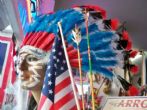 CAPPELLO COPRICAPO NATIVE AMERICAN HEADDRESSES WARBONNET - Copricapo usato da SIOUX e CHEYENNE anche nella battaglia di Little Big Horn . Questi copricapi erono fatti di penne d'acquila prese nella zona della coda e ogni piuma doveva essere guadagnata con un atto di coraggio . COPRICAPO  VINTAGE