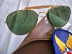 OCCHIALI AVIATOR USA . C' stato un gran parlare su questi occhiali da sole Aviator USA . Perch per qualche strano motivo questo occhiale degli anni 60  tornato di moda . Negli anni 60 ottennero il nome di occhiali a goccia sono stati dati in dotazione all'Esercito e alla Marina Militare Americana , Army & Navy . Gli unici risultati indesiderati da questo tipo di occhiale AVIATOR USA sono : primo  che attorno agli occhi l'abbronzatura  pi leggera il secondo risultato indesiderato per qualcuno  che le stanghette sono a riccio ..regolabile perch non cadano , a qualcuno questa cosa risulta indesiderata Questo modello di occhiale a goccia AVIATOR USA divenne famoso quando il Generale DUGLAS MACARTHUR li us nello sbarco sulla spiaggia delle Filippine nella II Guerra Mondiale .