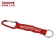 Portachiavi Remove Before Flight. Il portachiavi Remove  rosso con scritta bianca. Il portachiavi Remove  un rettangolo da una parte c' un anello dall'altra un moschettone rosso. Il portachiave Remove  bifacciale.MADE IN USA