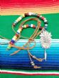 Collana perline colorate con ciondolo vintage del capoindiano anni 80. Collana  perline colorate su pelle di cervo che si lega nella parte posteriore. Collana perline colorate si possono regolare per la lunghezza.