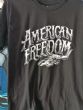 Maglietta AMERICAN FREEDOM . Maglietta AMERICAN FREEDOM taglia L . Maglietta AMERICAN FREEDOM dipinta a mano da un pittore . SOLO 1 DISPONIBILE