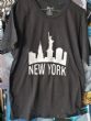 Maglietta NEW YORK LIBERTY . Maglietta NEW YORK LIBETY taglia L . Maglietta NEW YORK LIBERTY unisex dipinta a mano da un pittore SOLO 1 DISPONIBILE ESCLUSIVA .