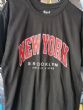 Maglietta NEW YORK BROOKLYN . Maglietta NEW YORK BROOKLYN taglia XL . Maglietta NEW YORK BROOKLYN unisex dipinte a mano da un pittore SOLO 1 DISPONIBILE ESCLUSIVA !!!!