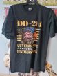 Maglietta DD-214 VIETNAM . Maglietta DD-214 unisex taglia S dipinta a mano . Maglietta DD-214 VIETNAM DD-214 è il modulo di congedo dell'esercito Americano SOLO 1 DISPONIBILE ESCLUSIVA .