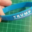 Braccialetti silicone TRUMP . Braccialetti silicone TRUMP sono realizzati con lettere incise . Braccialetti silicone TRUMP sono fatti per allungarsi sulla mano per adattarsi al polso colore azzurro.