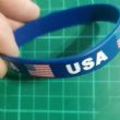 Braccialetti silicone USA . Braccialetti silicone USA sono realizzati con lettere USA e bandiera Americana . Braccialetti silicone USA sono fatti per allungarsi sulla mano per adattarsi al polso il colore  blu .