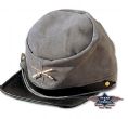 Cappello in versione CSA Confederata versione Sudista. Chi acquista questo cappello penso sia sulla strada giusta. Questo cappello storico della guerra Civile Americana. Questo cappello  in pelle con spilla 2 fucili , taglia regolabile. TAGLIA UNICA