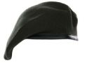 Berretto cappello basco militare verde . Questo berretto cappello basco militare  in uso alle Special Forces US . Questo cappello berretto basco militare  chiamato anche GREEN BERETS US .Il cappello berretto basco ha un orlo in pelle con coulisse . Il cappello berretto basco ha due asole per inserire eventuali spille .Il cappello berretto basco verde  in lana 100%