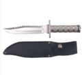 Coltello da sopravvivenza, manico in alluminio. Coltello da sopravvivenza con lama liscia e lama seghettata. Il coltello da sopravvivenza ha il manico cavo con un tappo a vite impermeabile con mini bussola e un piccolo kit. Il fodero nero in pelle ecologica con pulsante. 
Lama: lunga circa 18cm.
Peso coltello: circa 280 gr. 
Peso con fodero: circa 320 gr.