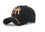 Cappello YANKEES . Cappello YANKEES nero scritta oro . Cappello YANKEES taglia unica unisex.....