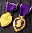 Medaglia PURPLE HEART USA . Medaglia PURPLE HEART USA assegnata a coloro che sono stati feriti o uccisi in guerra . Medaglia PURPLE HEART USA a forma di cuore al centro il ritratto del Generale GEORGE WASHINGTON . 