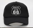 CAPPELLO ROUTE 66 La United States Route 66 o Route 66 fu una highway statunitense. Aperta l'11 novembre 1926, fu una delle prime highway federali e originariamente collegava Chicago alla spiaggia di Santa Monica .